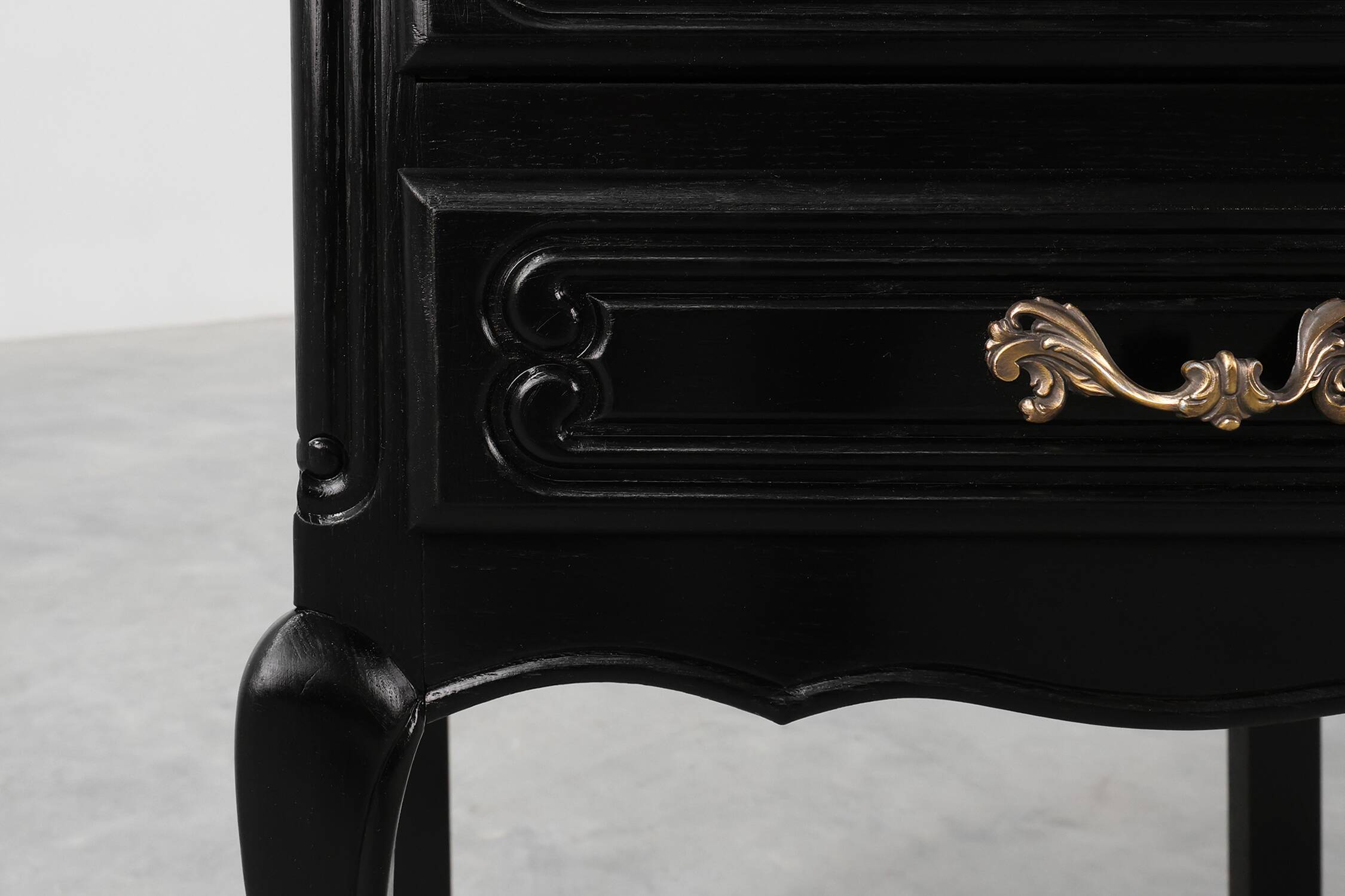 Commode de style Louis XV en chêne laqué noir, France, années 1950