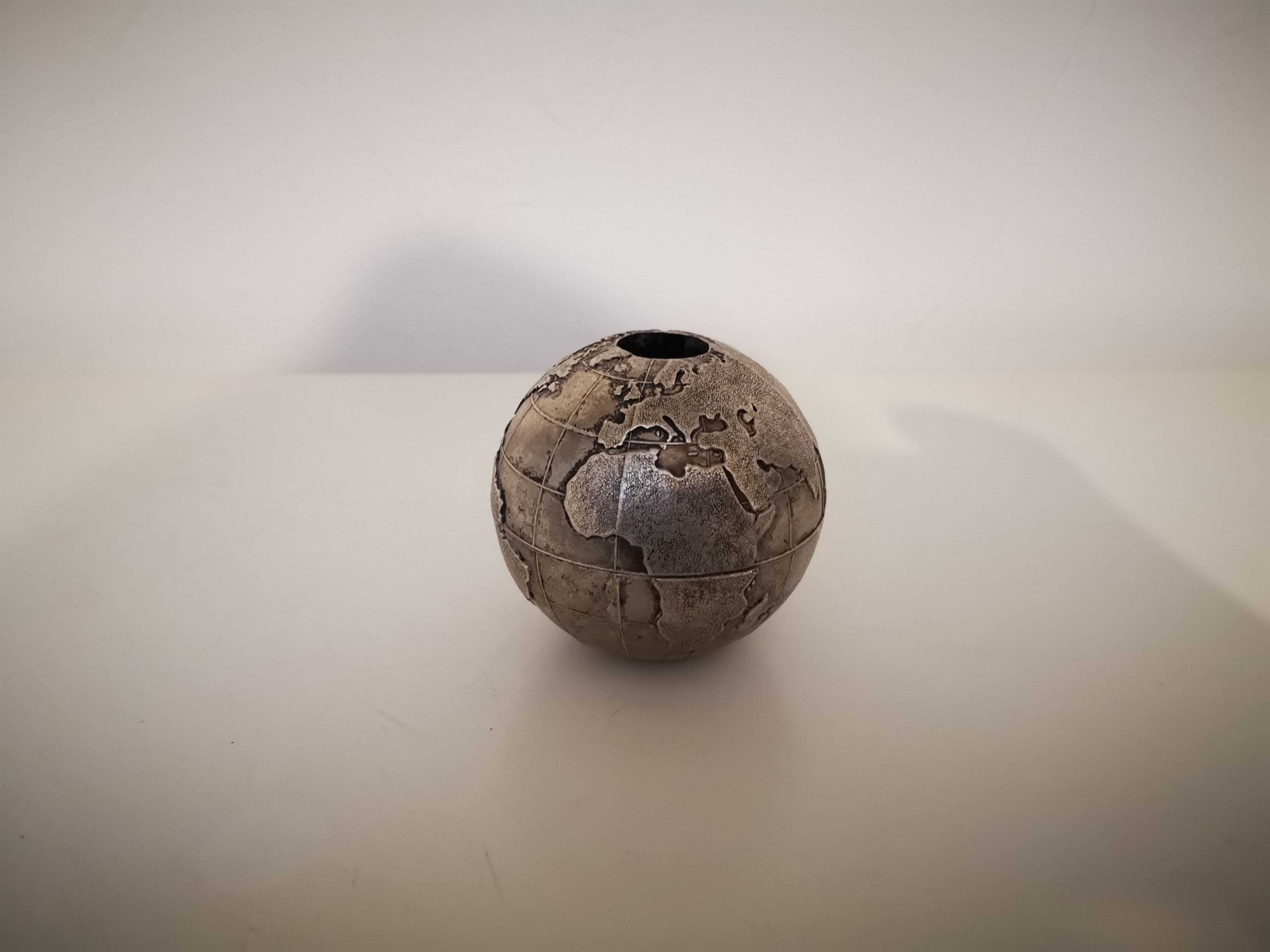 Globe Land pencil holder