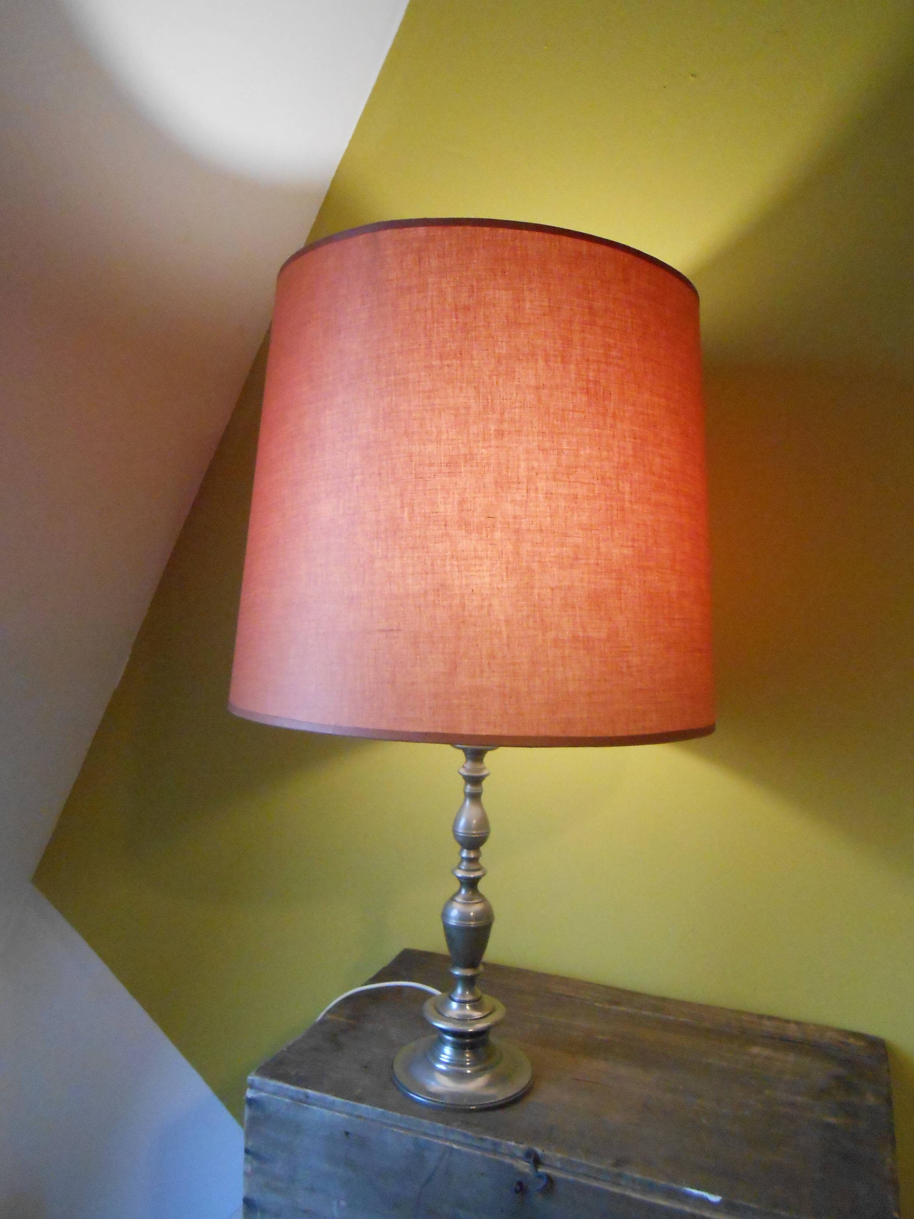 Lampe avec pied en métal torsadé