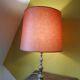 Lampe avec pied en métal torsadé