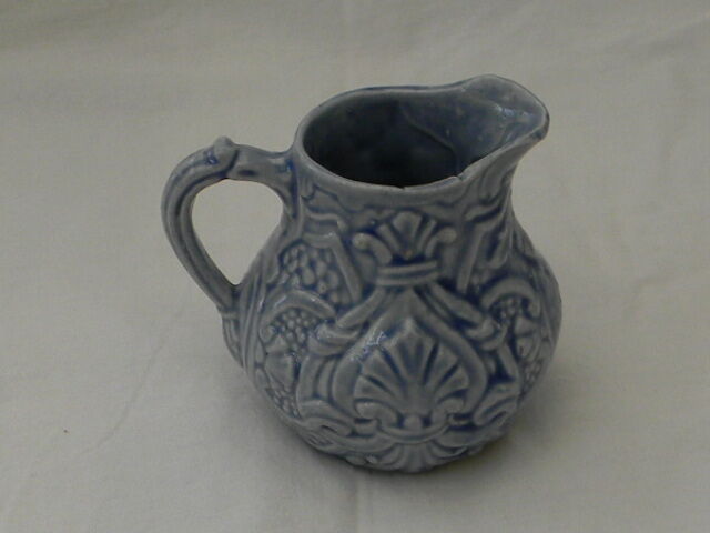Petit pot à lait bleu en barbotine.