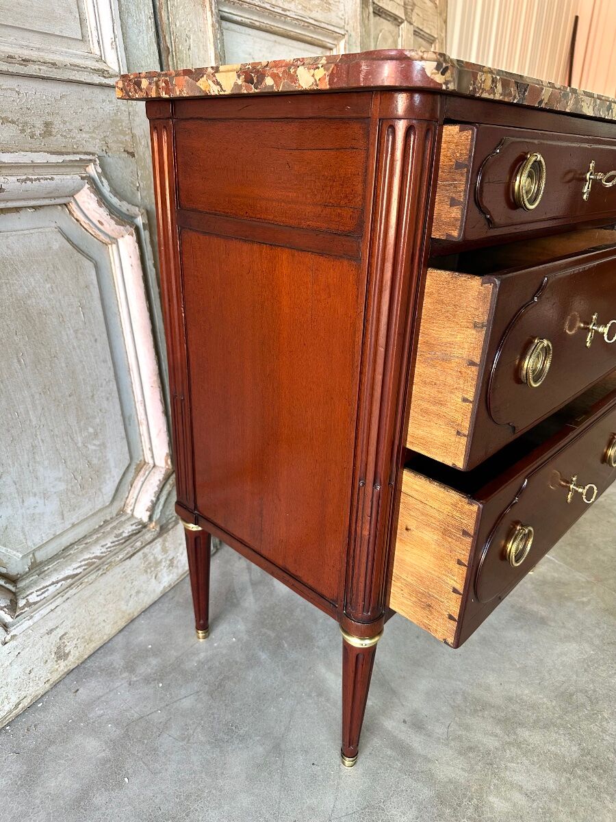 Petite commode de style Louis XVI 20e siècle
