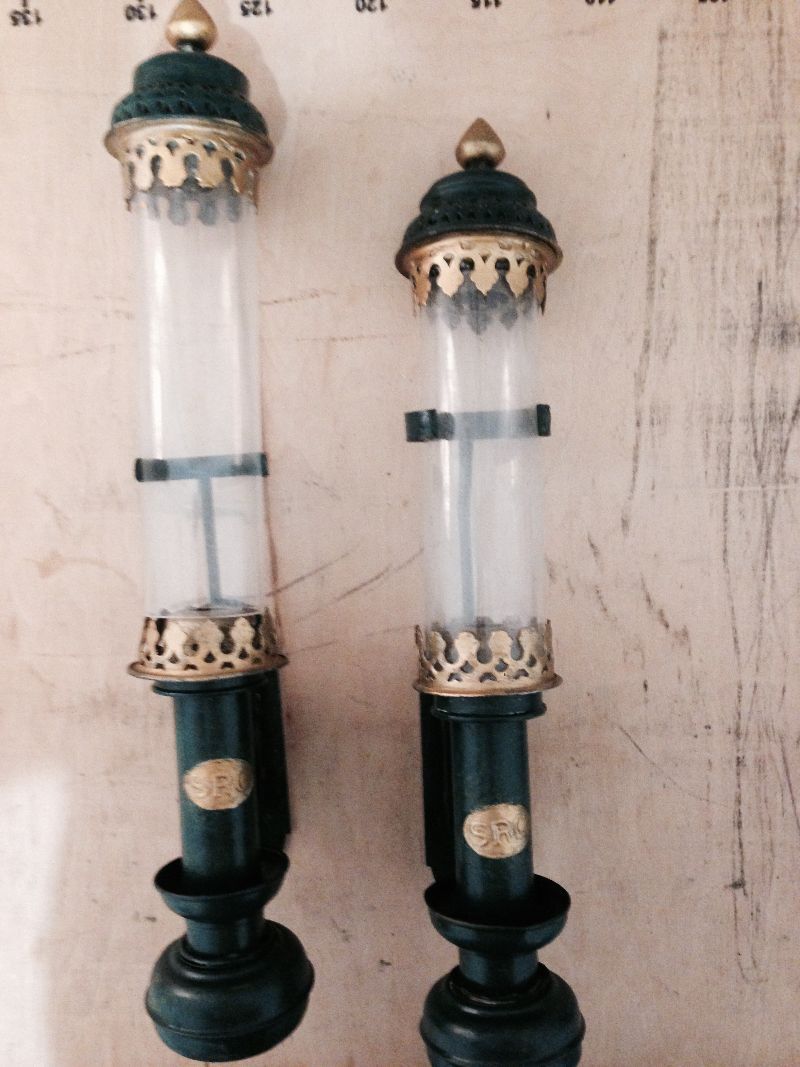 Paire d'appliques en tôle système à ressort et bougie Jamais électrifié. Epoque Victorienne.