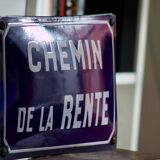 Ancienne plaque de rue émaillée et bombée "chemin de la rente", en parfait état, sur son support en fonte
