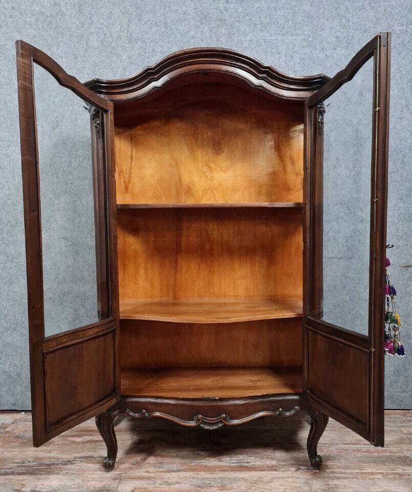 Bibliothèque galbée et vitrée style Louis XV en noyer massif vers 1880-1900