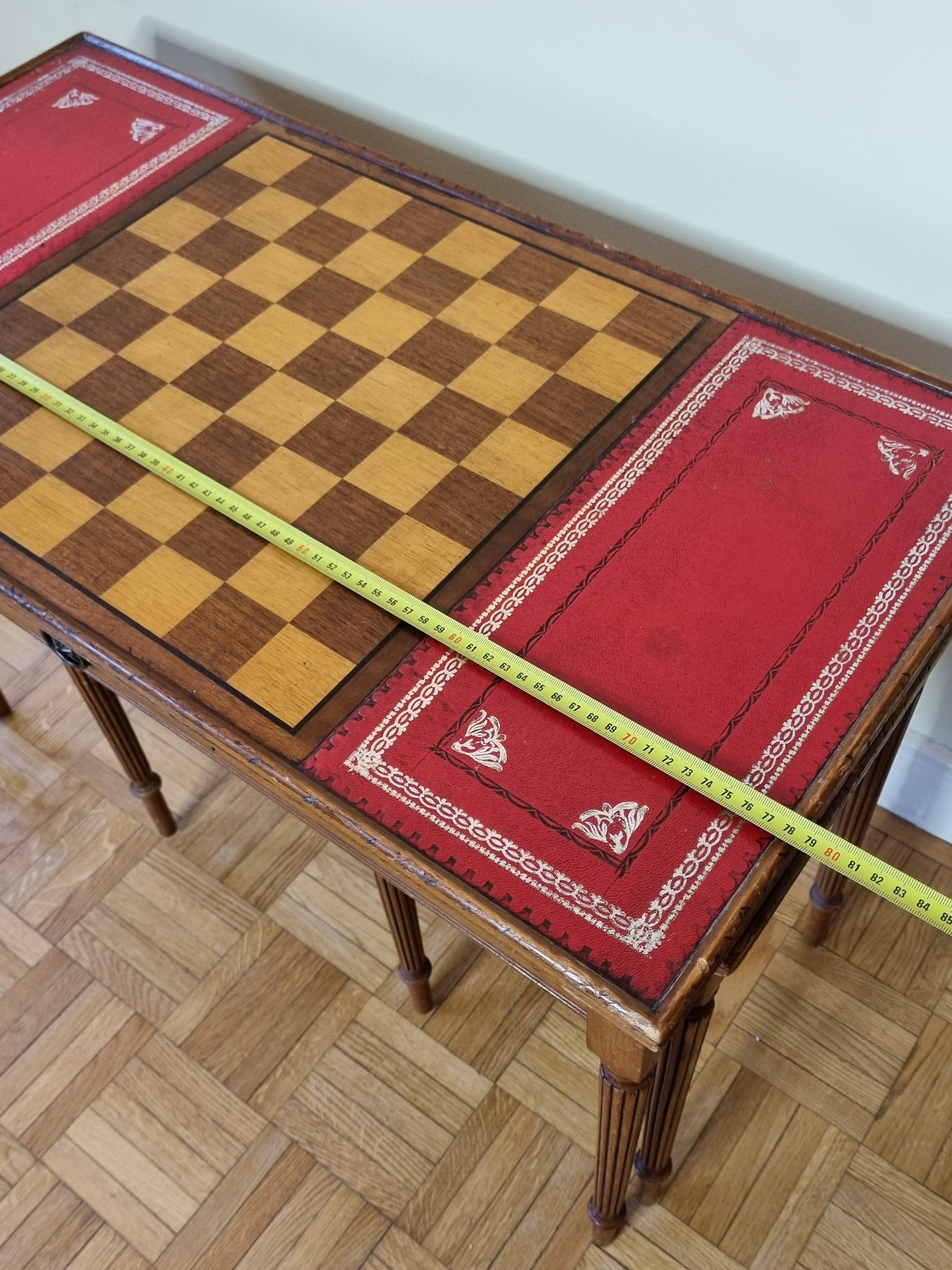 Louis Philippe style chess table and chess game with leather and wood tablets