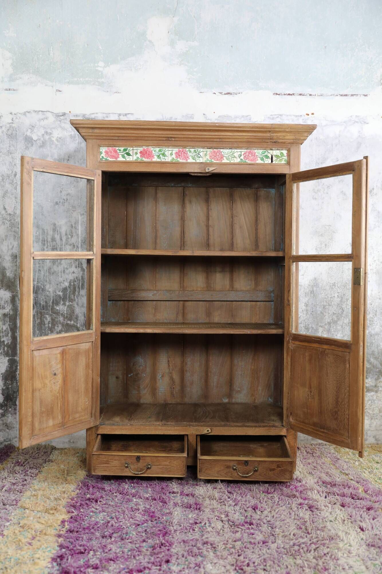 Vaisselier en teck, composé de 2 portes vitrées et 2 tiroirs