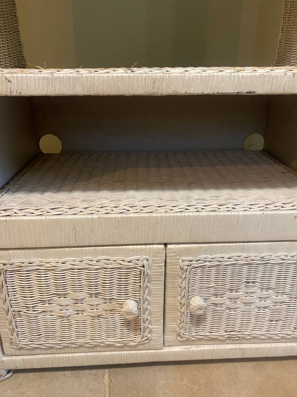 Meuble vintage en osier blanc