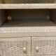 Meuble vintage en osier blanc