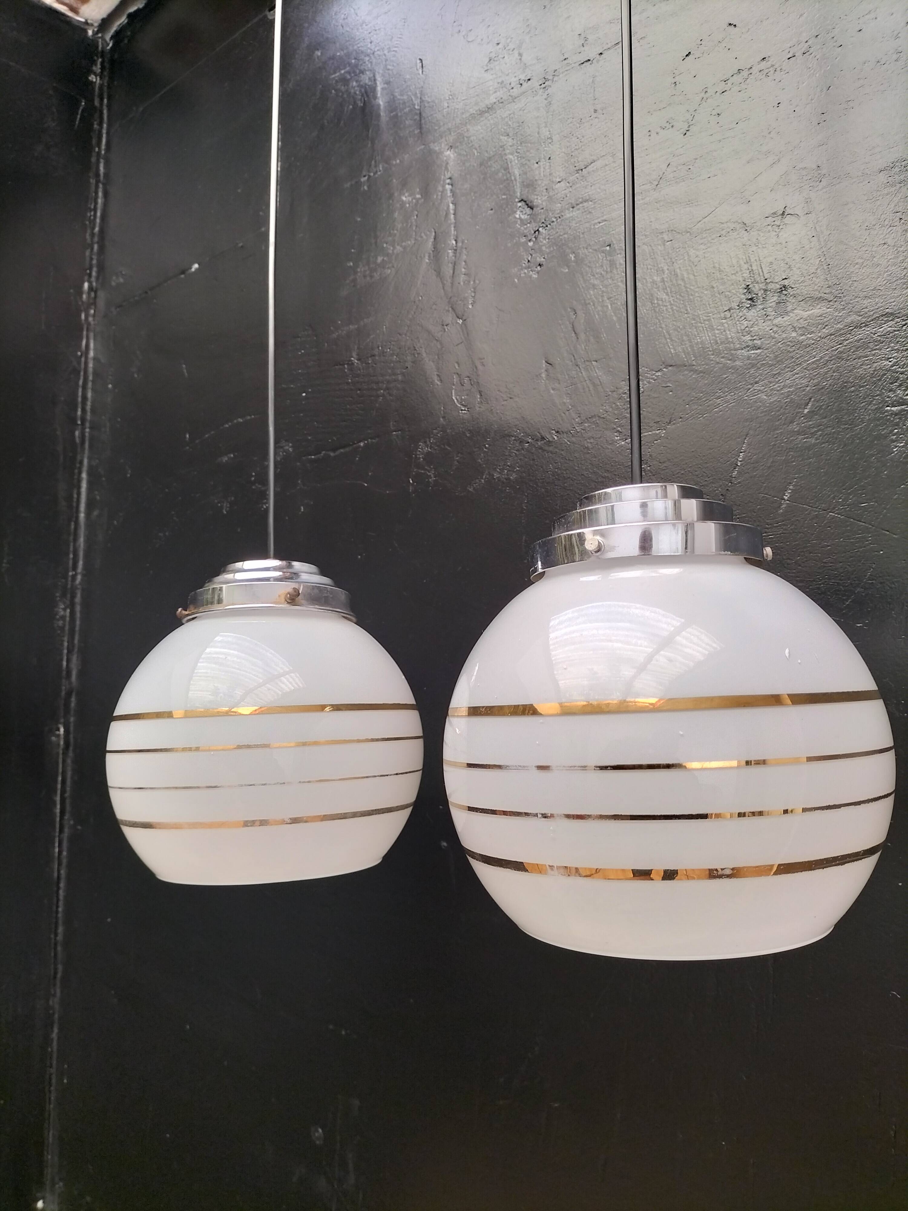 Paire de suspensions opaline