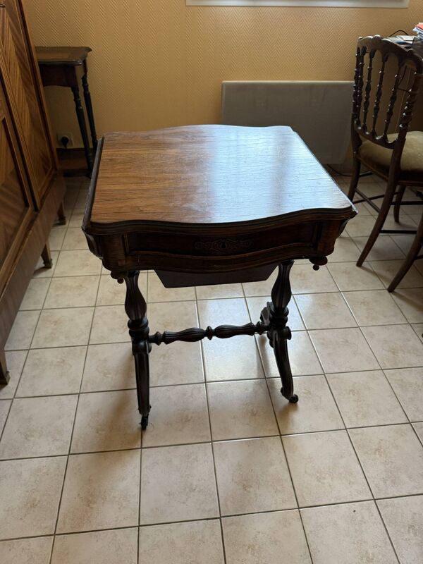 Petite table originale