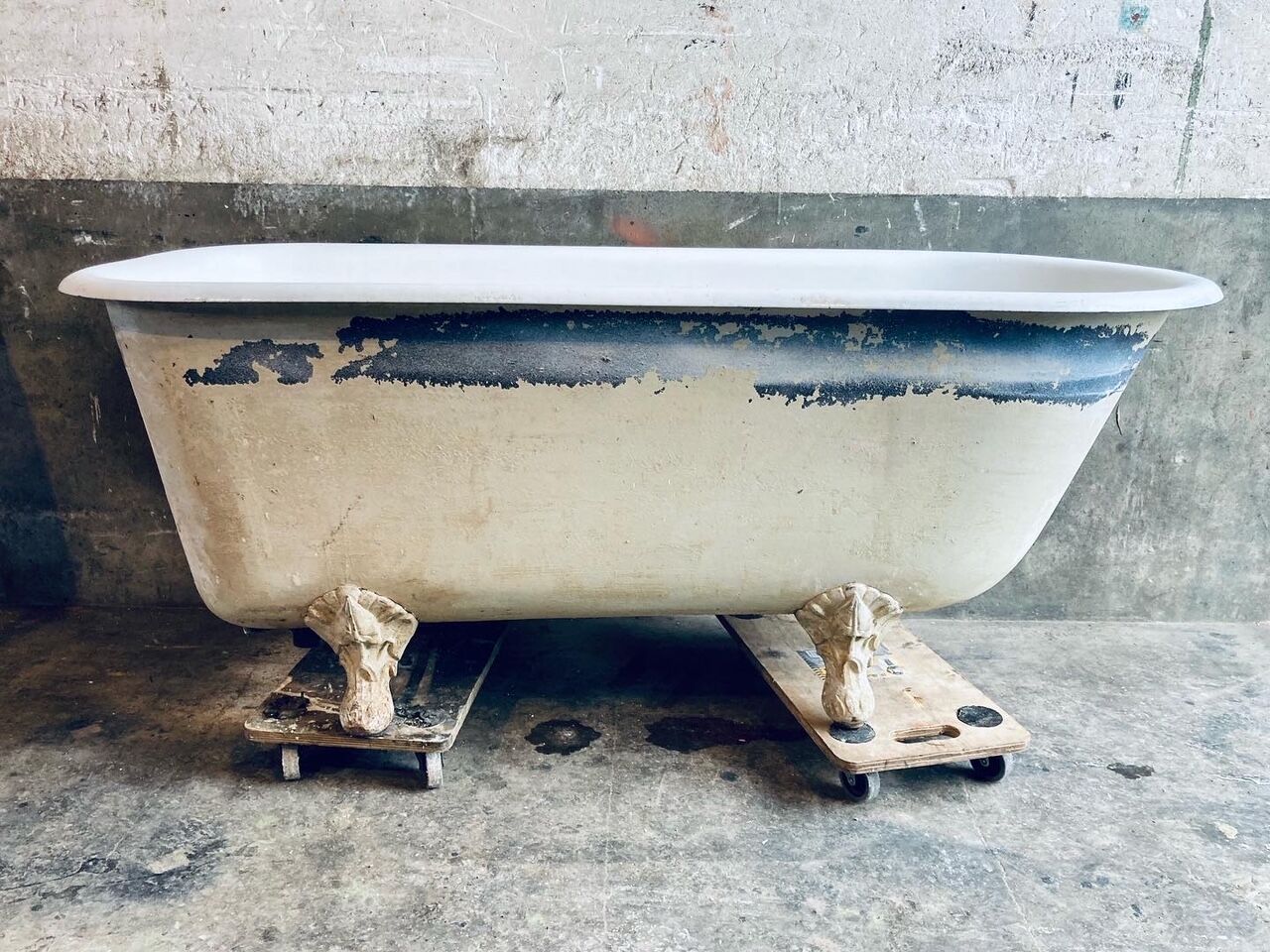 Cast iron bathtub eagle's feet