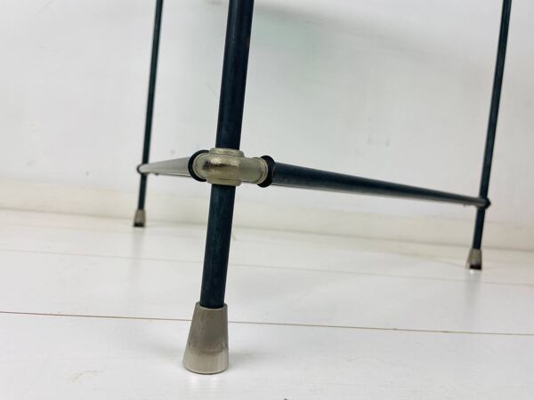 Table d'appoint ronde vintage. Table basse ronde en verre épais. Table de design industriel robuste.