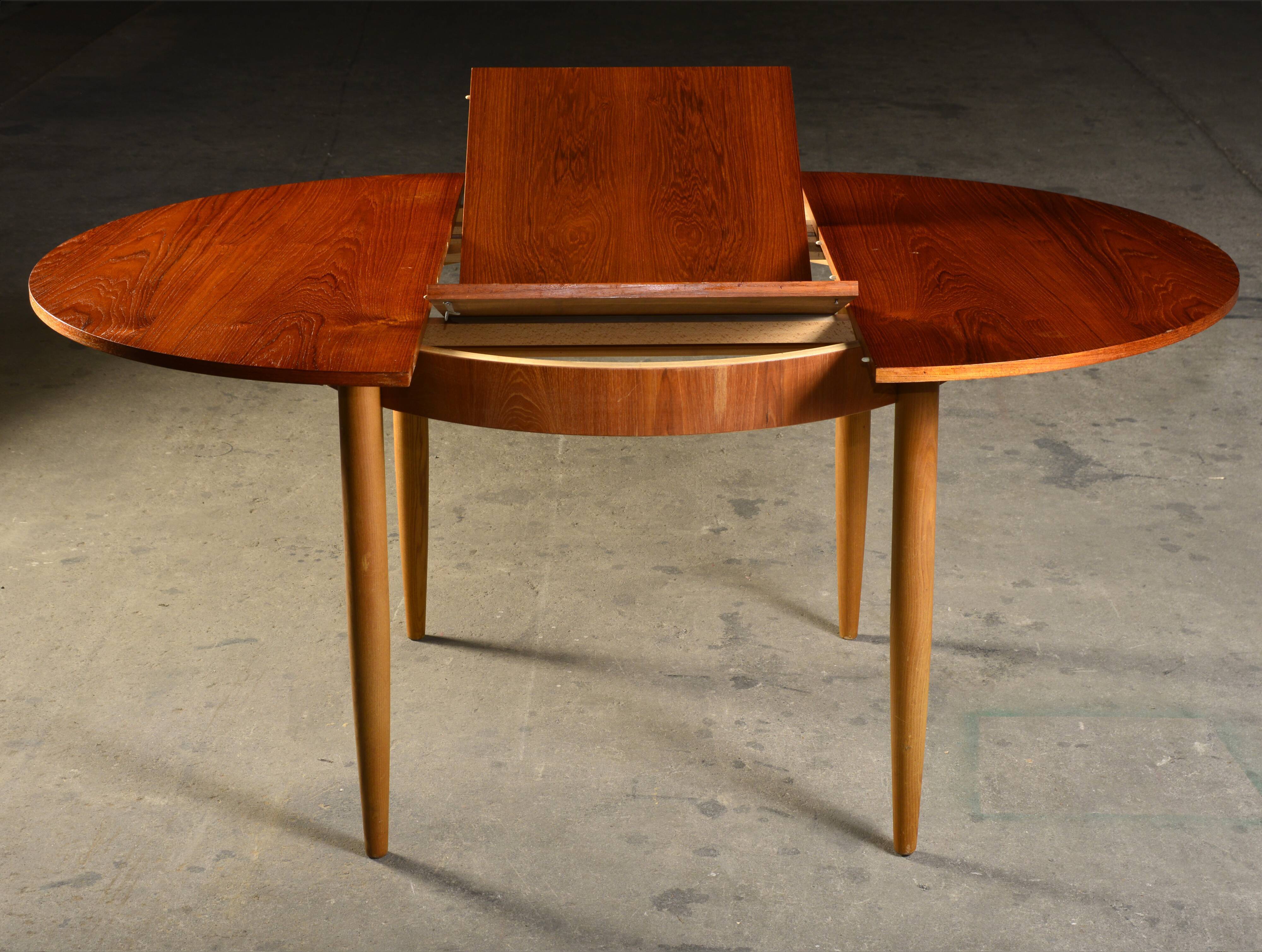 Extendable table and 4 Scandinavian chairs