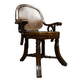 According to Thonet: Bentwood liner armchair – Late 19th century