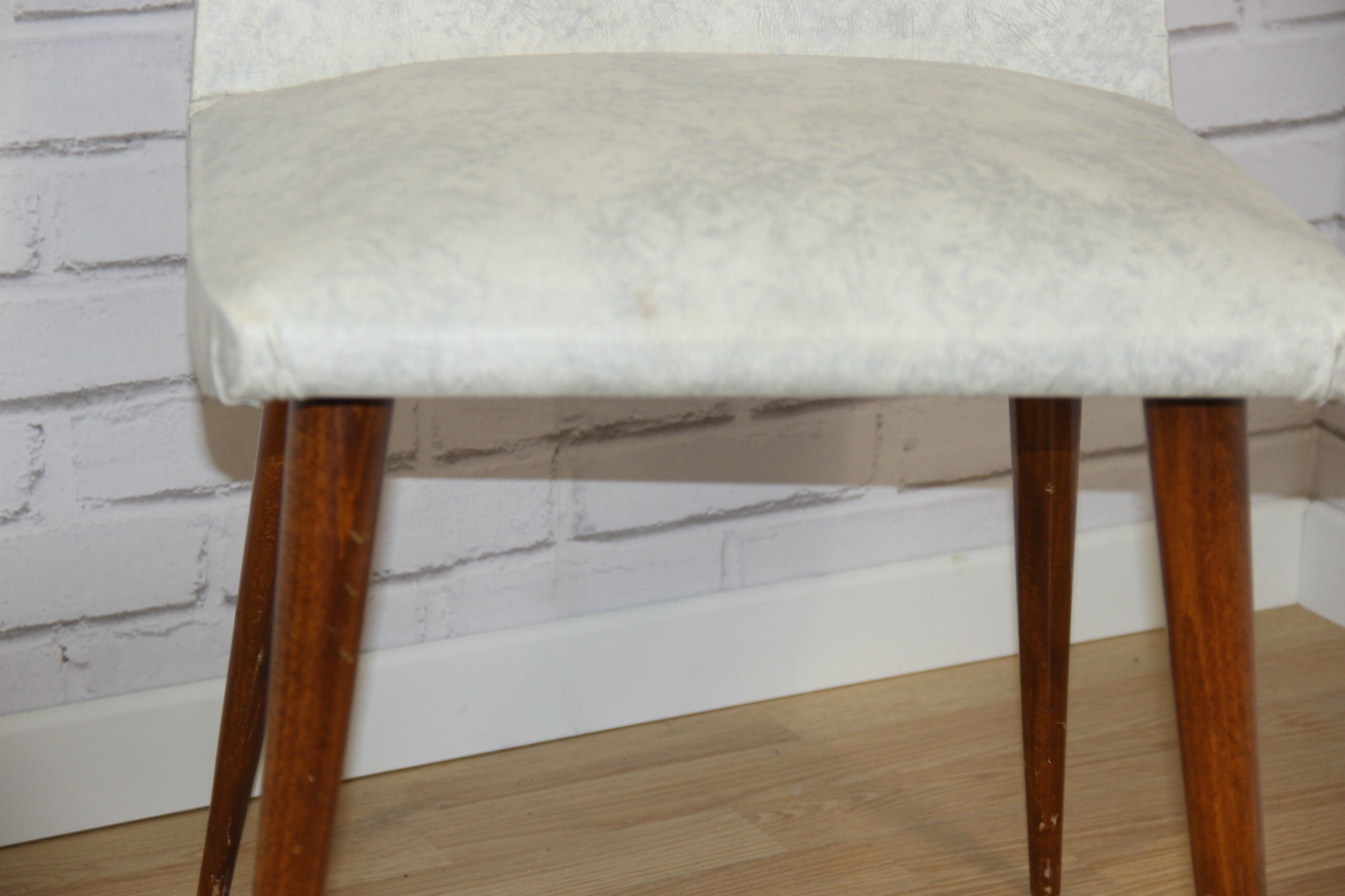 Lot of 2 grey white leatherette Chair