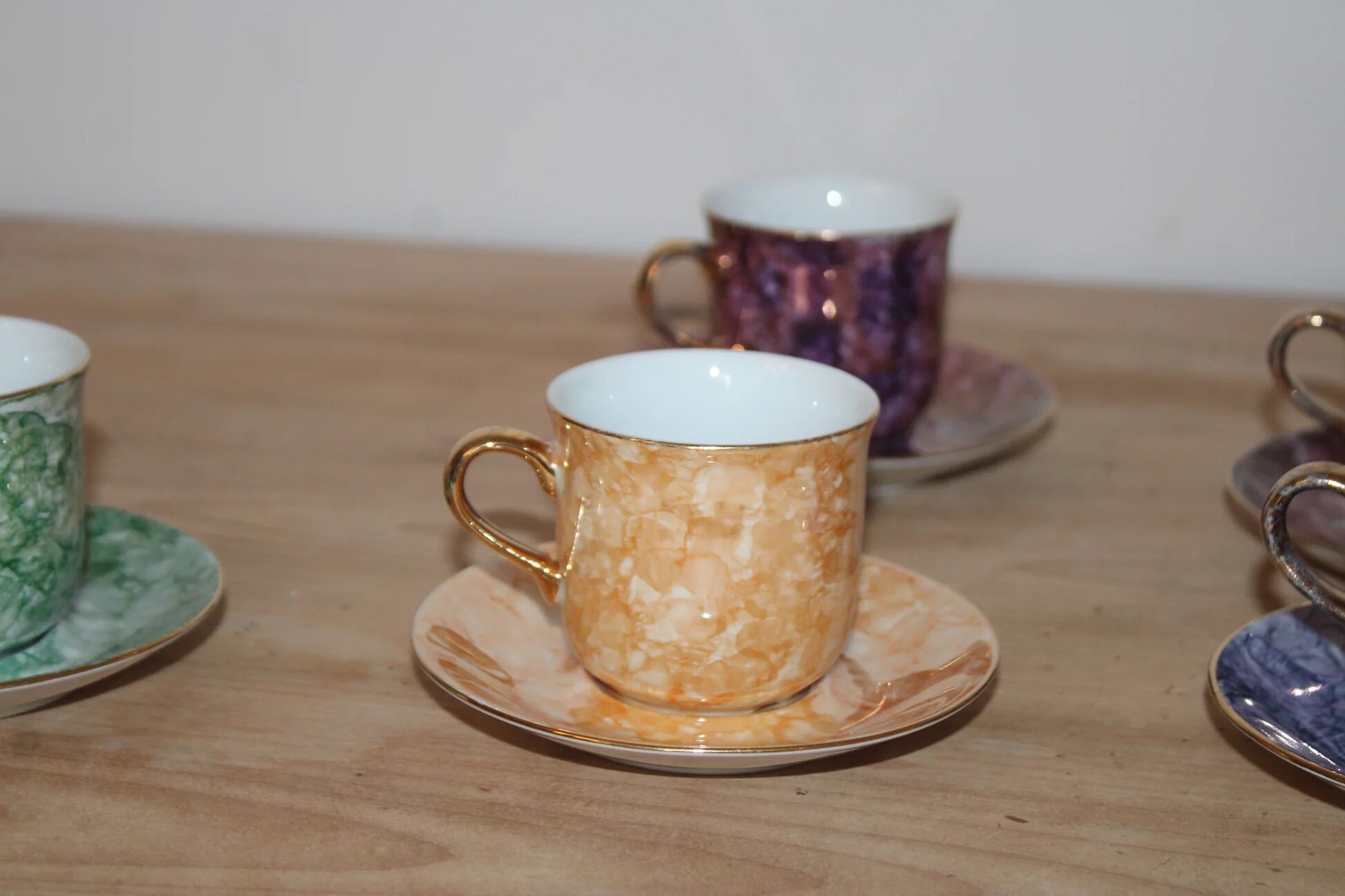 Set of 5 marbled porcelain coffee cups and saucers, hand-painted, with a gold rim.