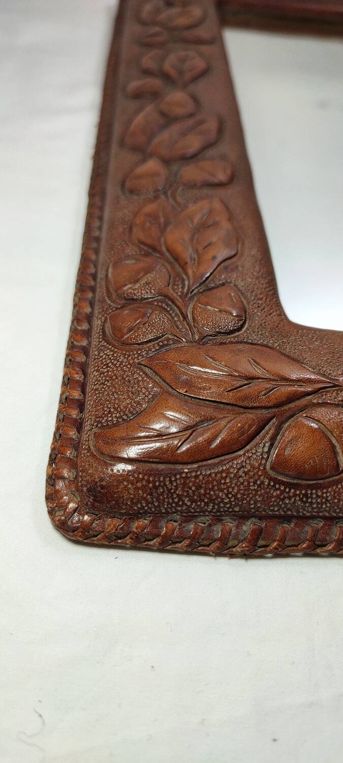 Espejo de pared de cuero. España, 1970s.