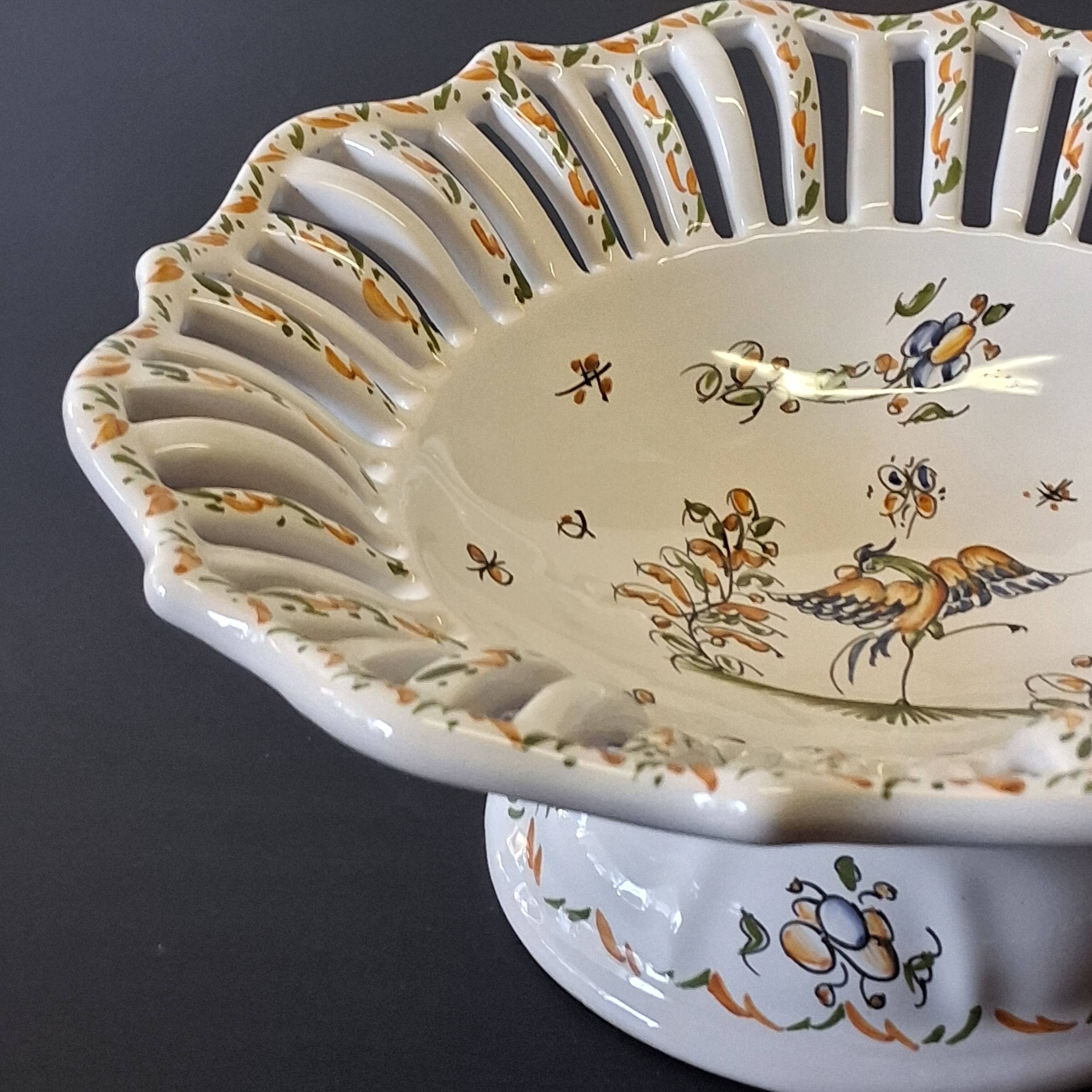 Very nice fruit bowl "Vieux Moustiers" in very good condition.