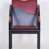 Fauteuil des années 1970 fabriqué en Europe. Fabriqué en bois laqué et cuir, original