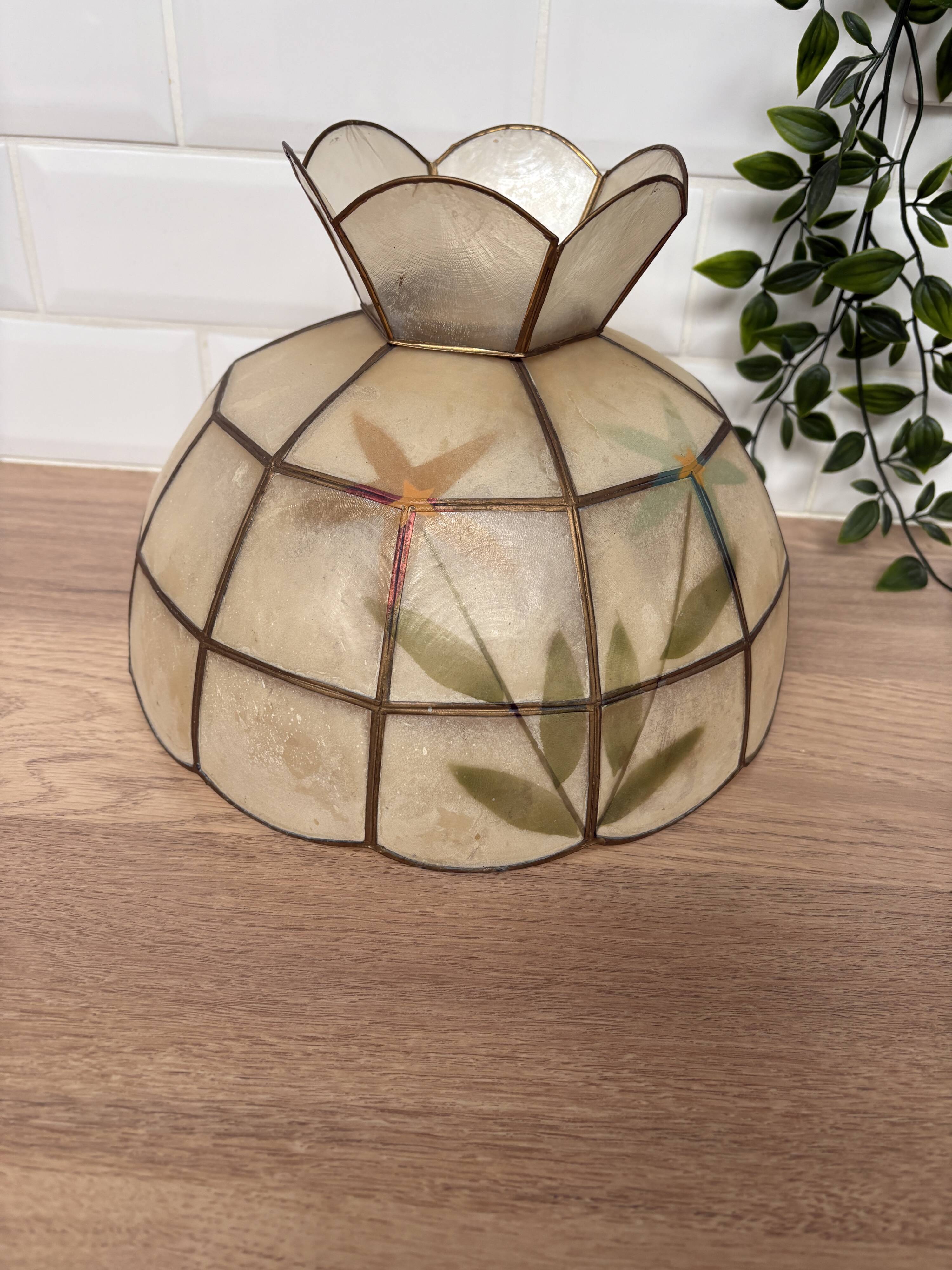 Mother-of-pearl lampshade for suspension