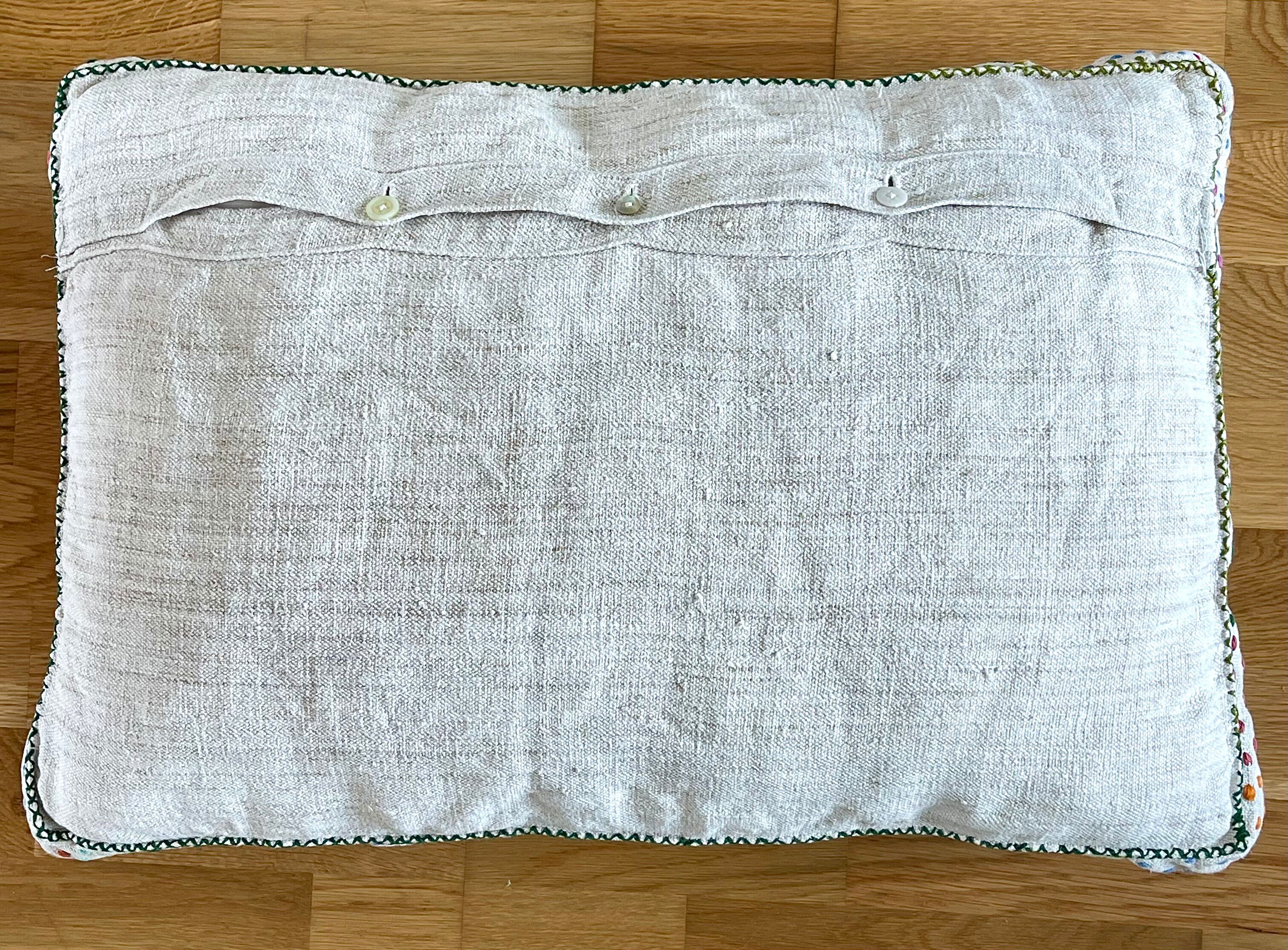 Cushion in hand-embroidered hemp.