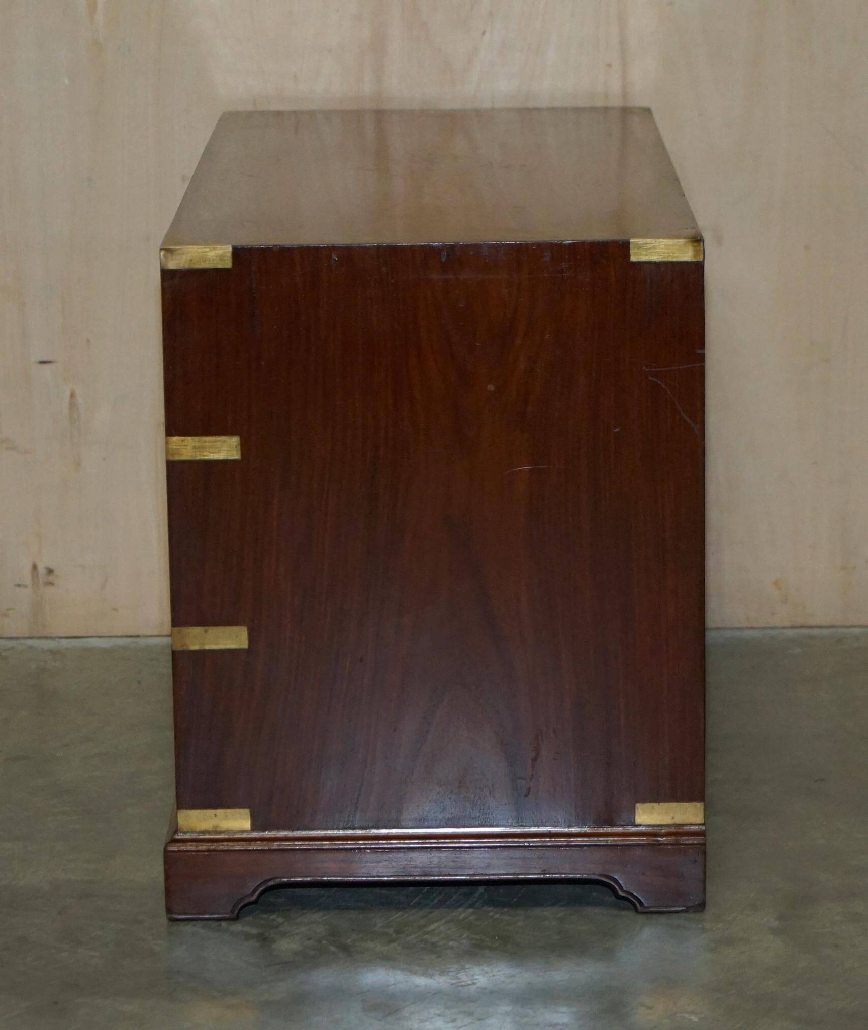 Commode vintage anglo-indienne en bois dur avec incrustations en laiton