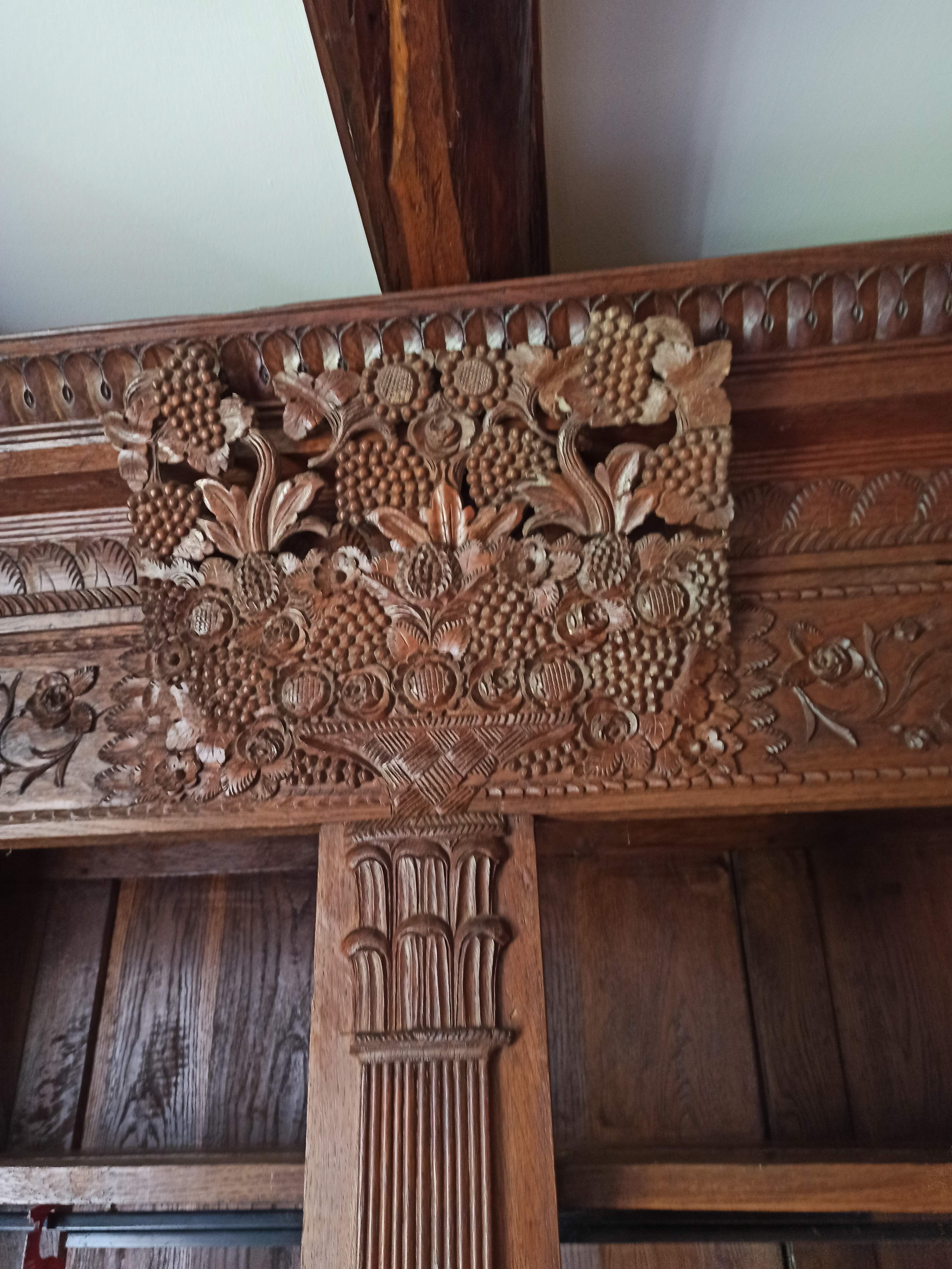 Norman wardrobe in oak Solid basket bouquet of flowers