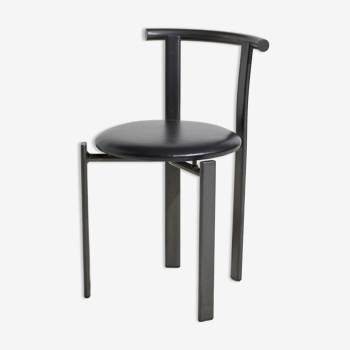 Chaise à cadre métallique de style postmoderne