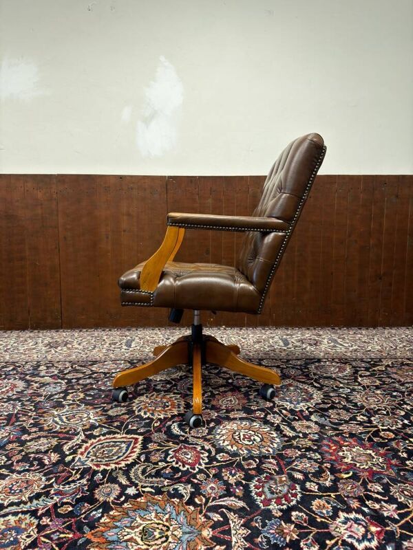 Chaise de bureau Chesterfield anglaise, chaise de président.