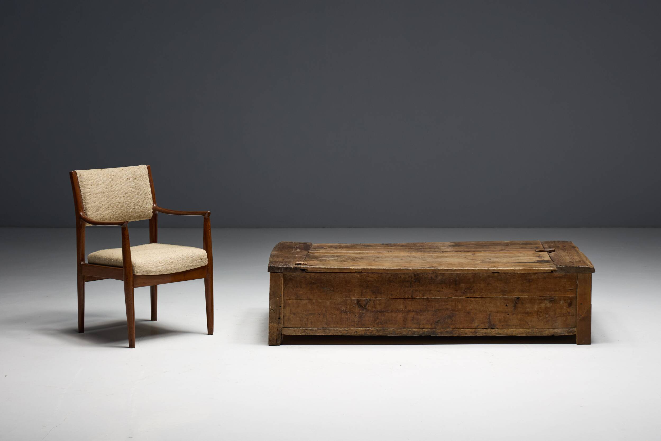 Table basse en chêne rustique vernaculaire, France, 20e siècle