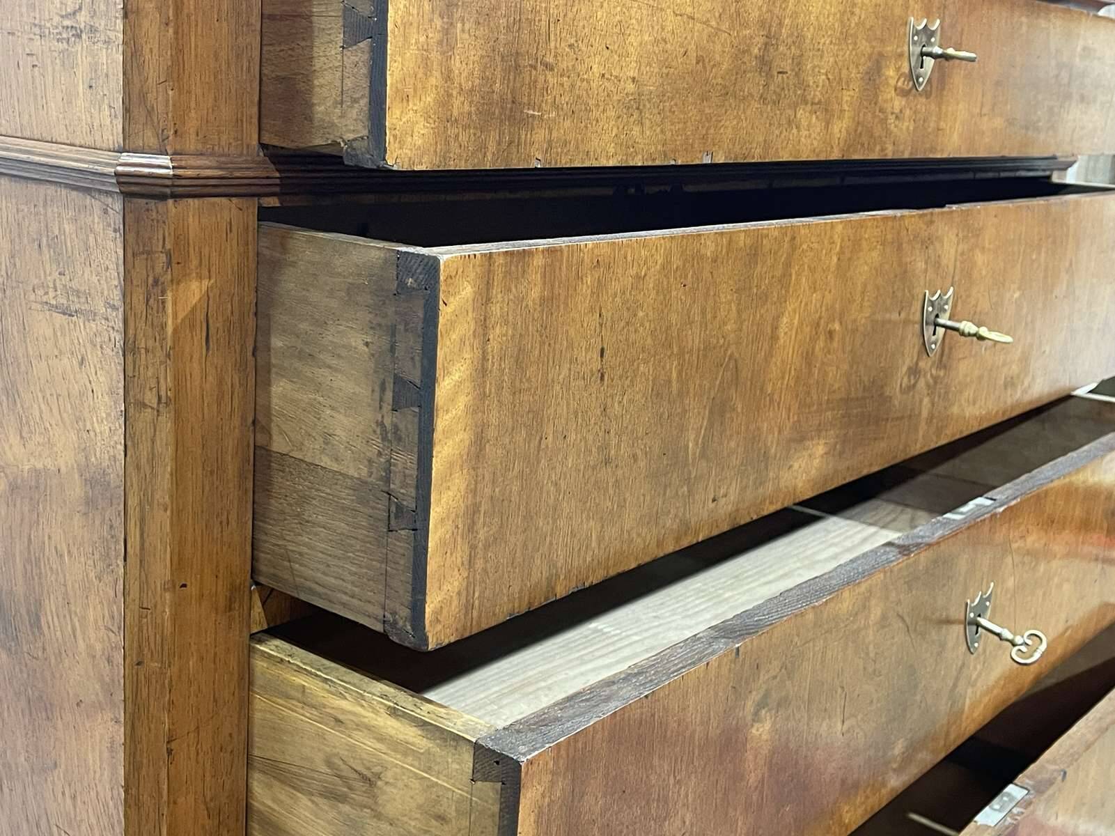 Commode Louis Philippe fin XIXème en noyer et sapin