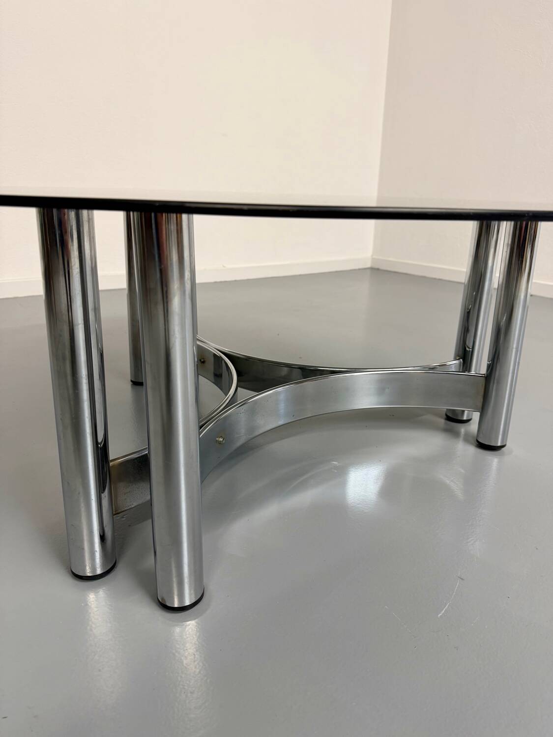 Round coffee table in smoked glass and chrome steel, 1970s design.