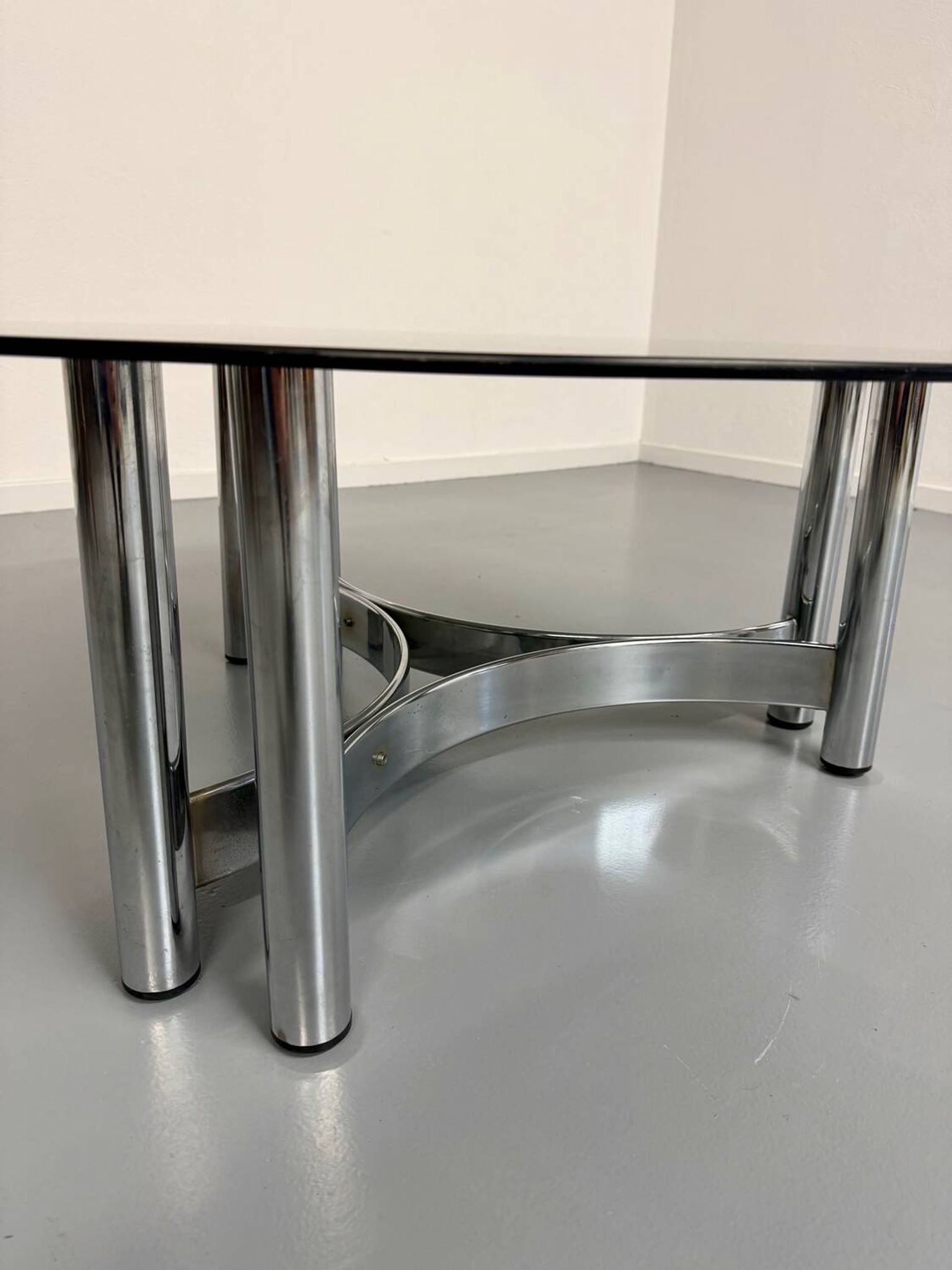 Round coffee table in smoked glass and chrome steel, 1970s design.