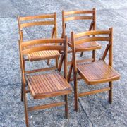 Un ensemble de 4 chaises pliantes en bois vintage, années 1970.