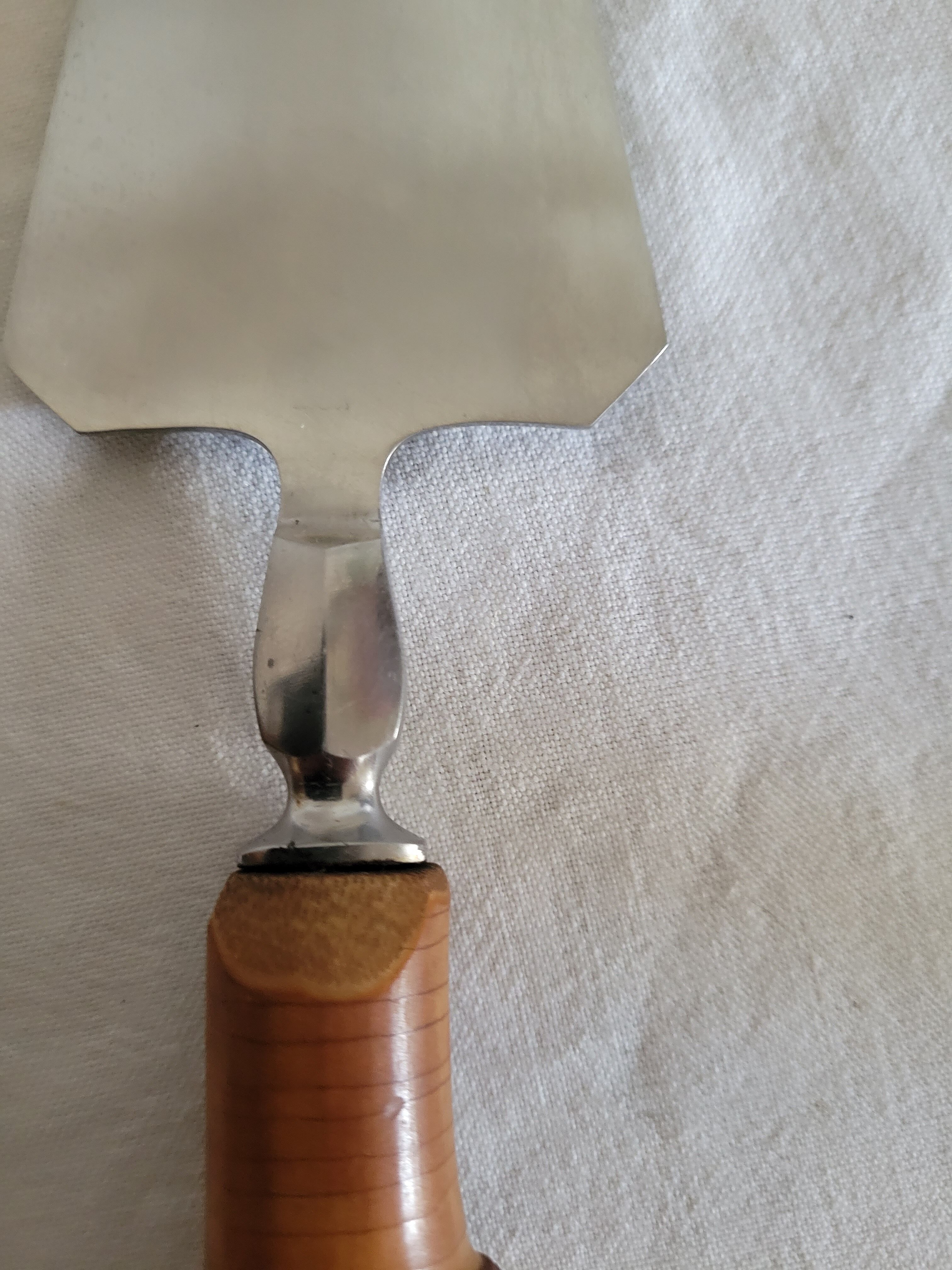 Pie shovel with bamboo handle