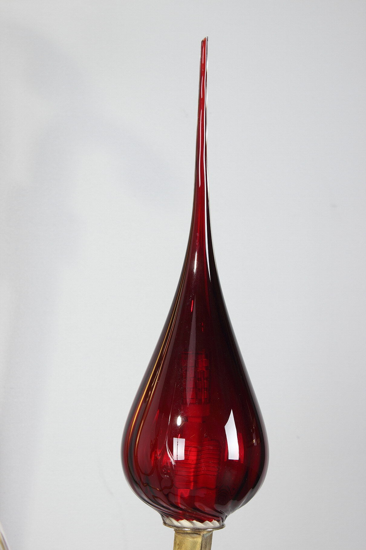 Golden brass wall lamp from the Art Deco period