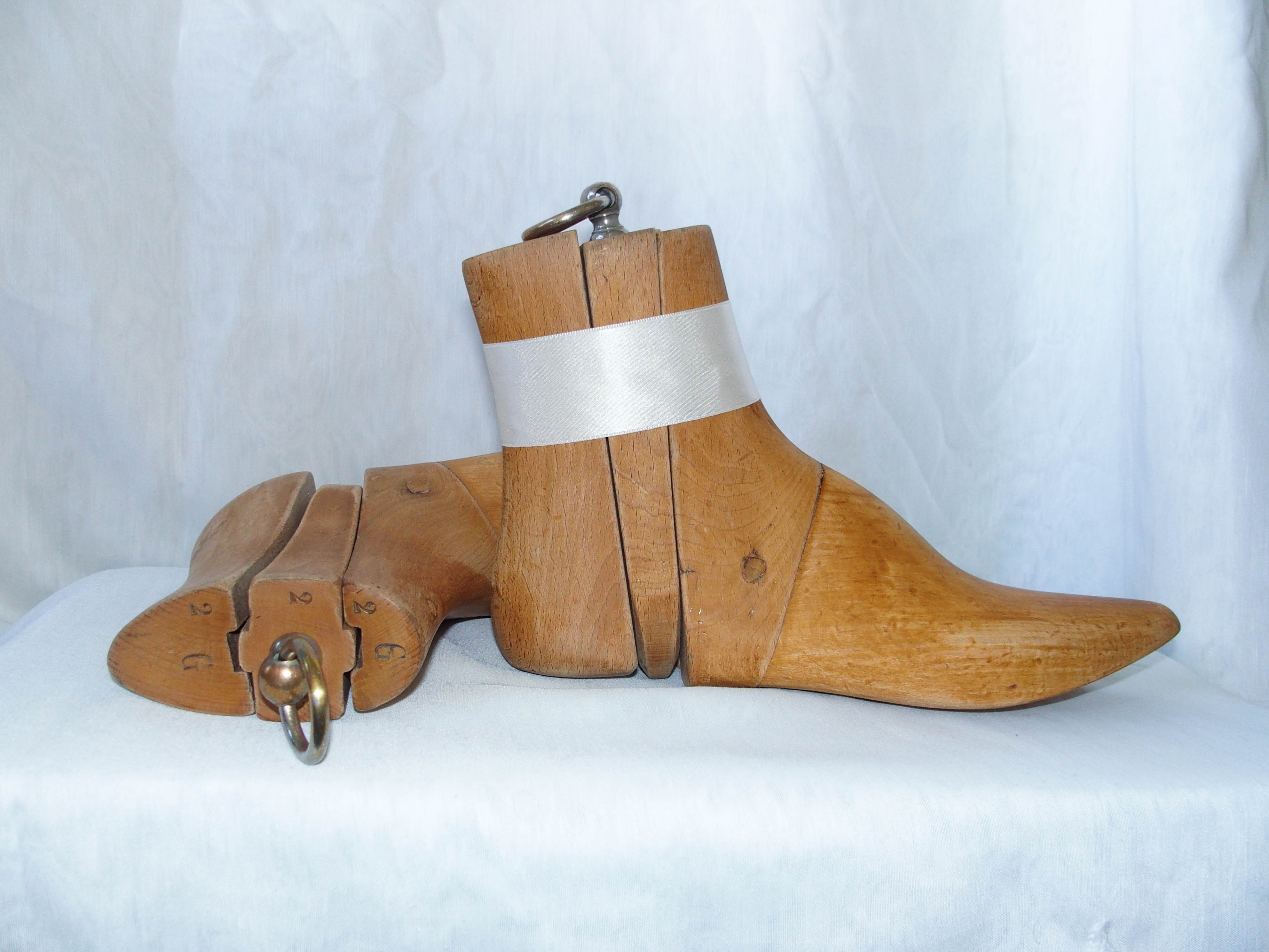Paire d'embauchoirs en bois pour bottines