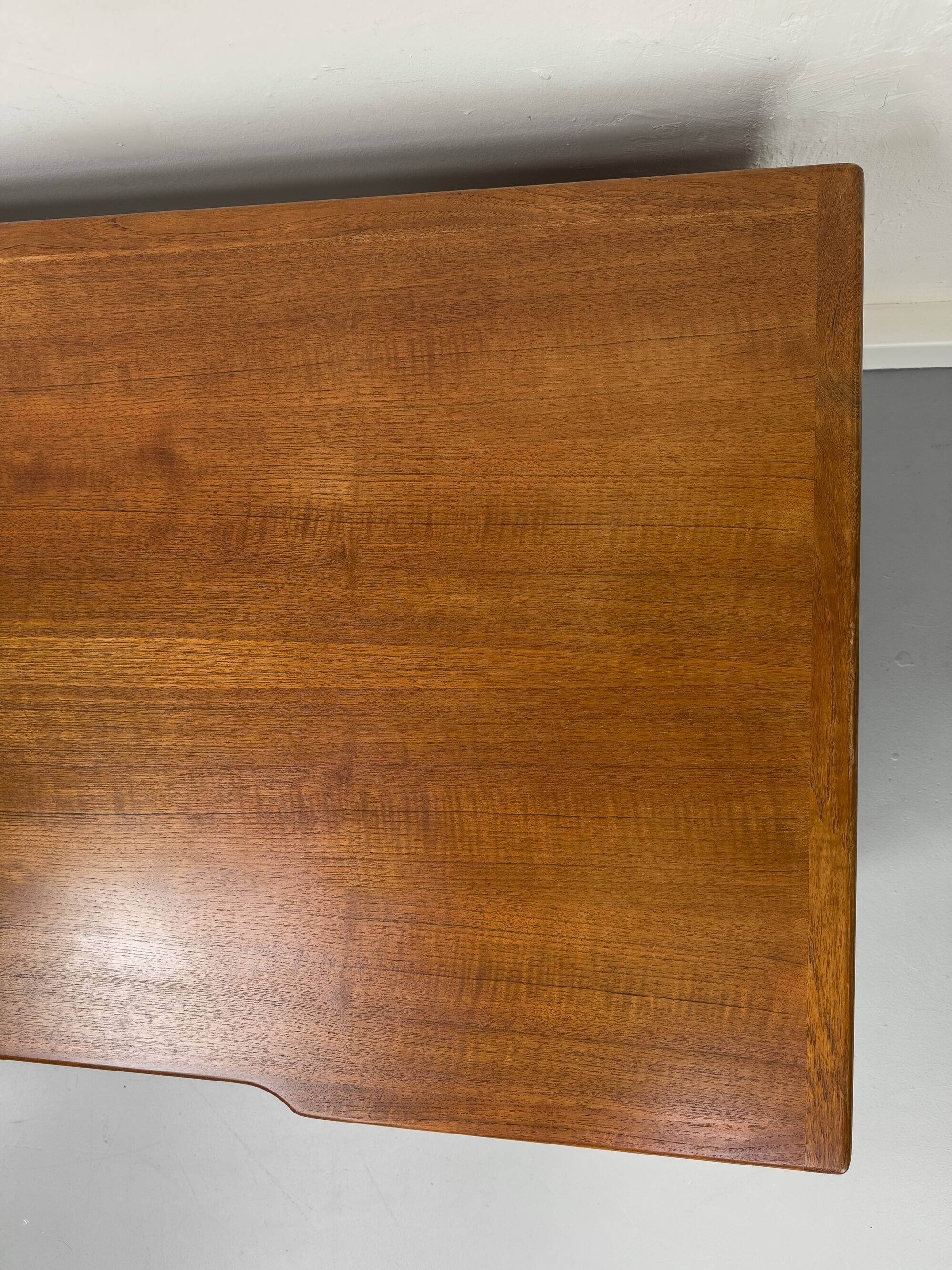 Bureau danois en teck avec porte et tiroirs par Bornholm, années 1970