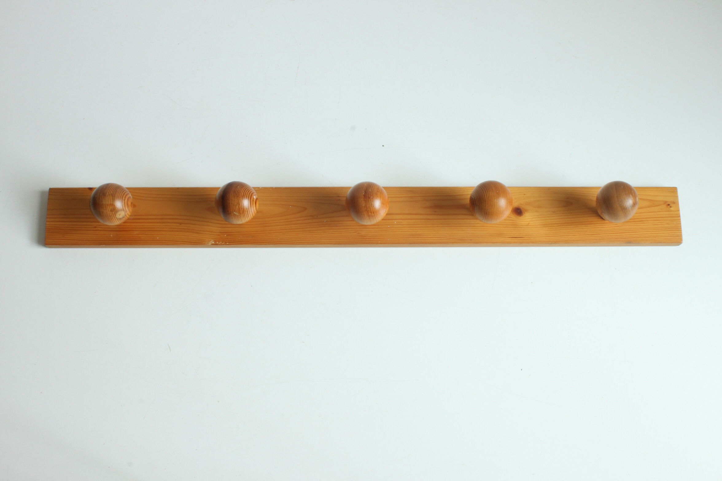 Scandinavian pine wooden ball shaped coat hooks, 1970s.