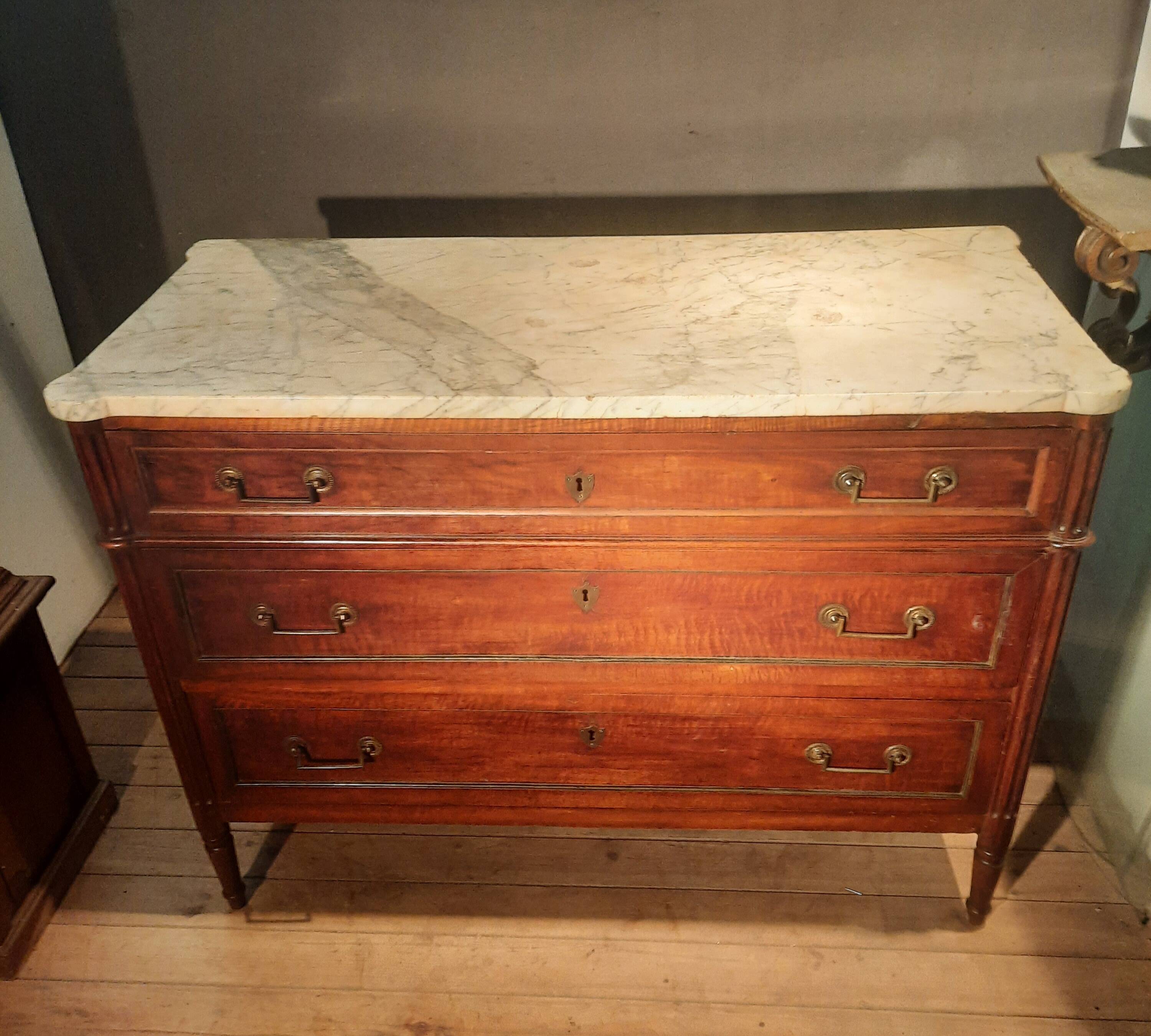 Commode d'époque Louis XVI  dessus marbre
