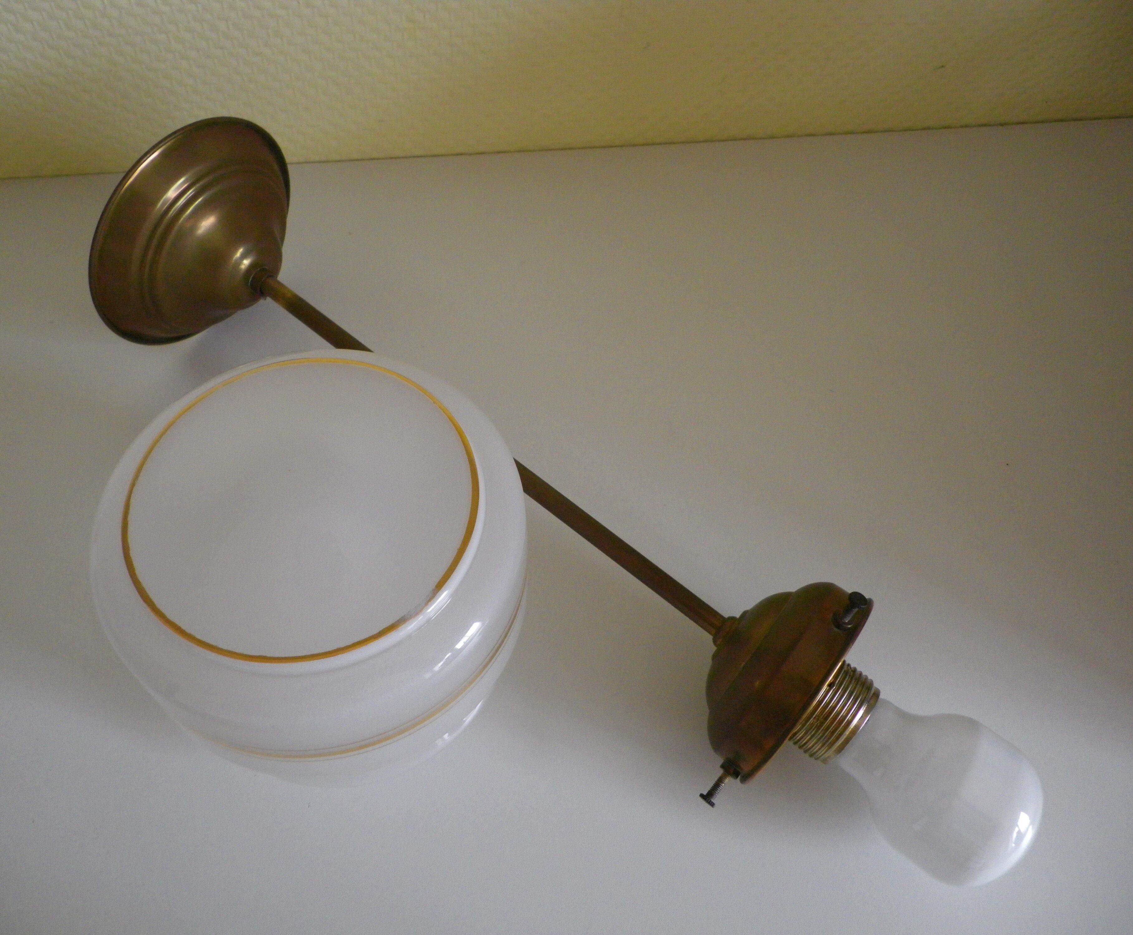 Suspension in brass and opaline country based 1960s/1970s