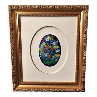 Tableau avec en son centre un médaillon en émaux multicolores ovale avec motifs floraux
