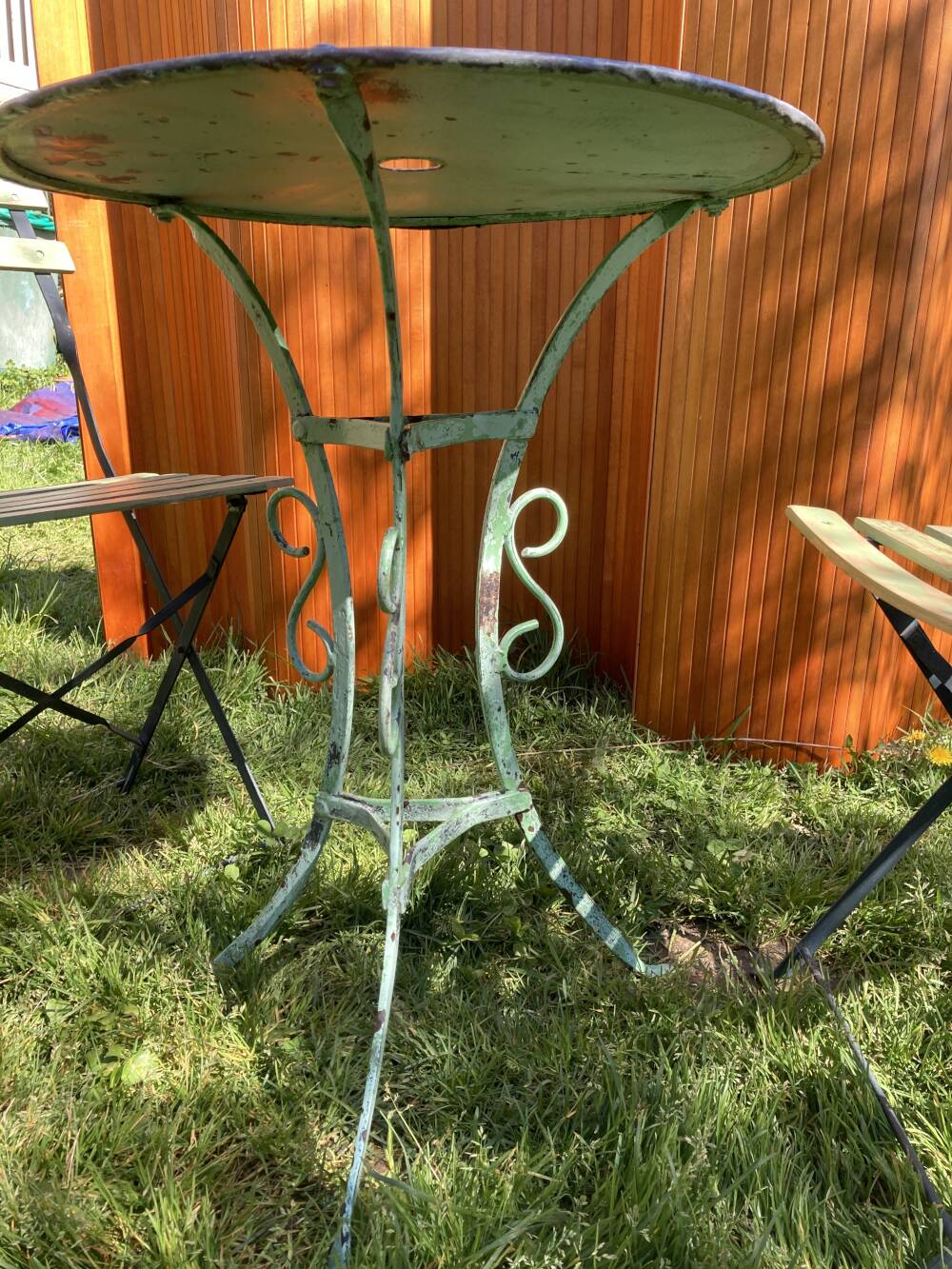 Ensemble bistrot ancien en fer forgé, table années 30 et chaises pliantes