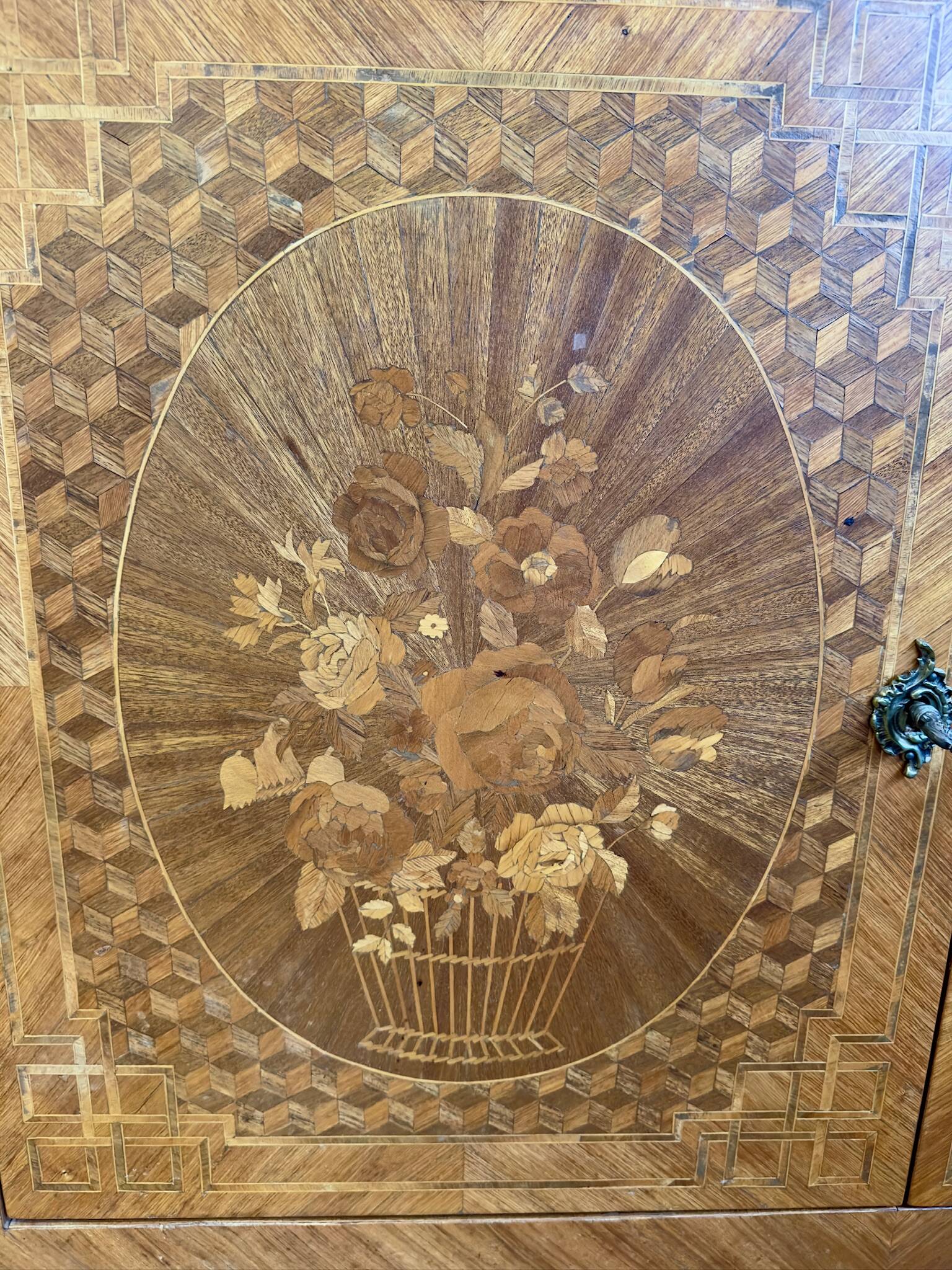 Commode en bois marqueté – Décor floral