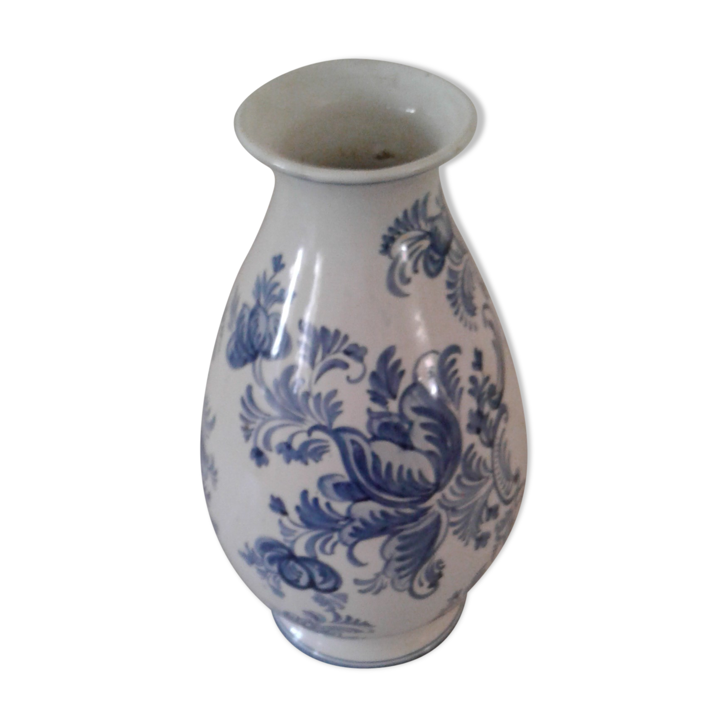 Blue vase adorned with blue and white