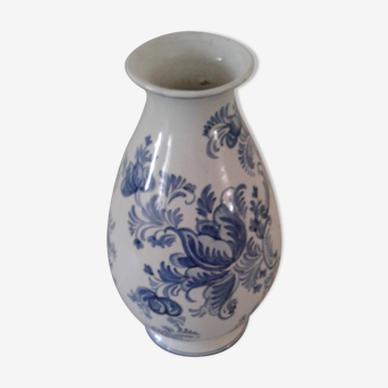 Blue vase adorned with blue and white