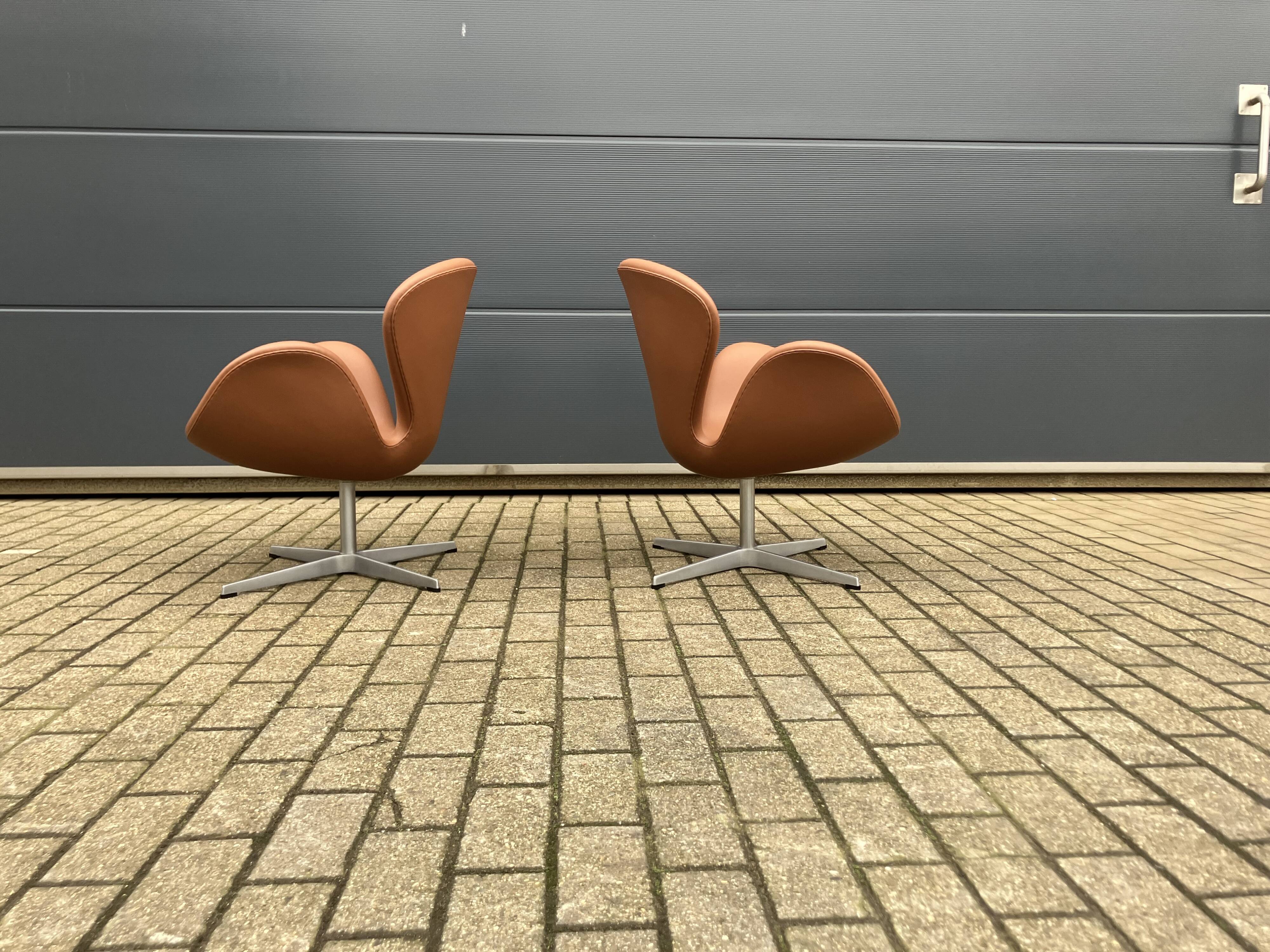 2x Fritz Hansen Swan chair by Arne Jacobsen, NEW condition!!