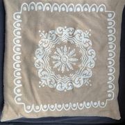 Coussin Pierre Frey Paris 40x40 laine brodée – garnissage plumes