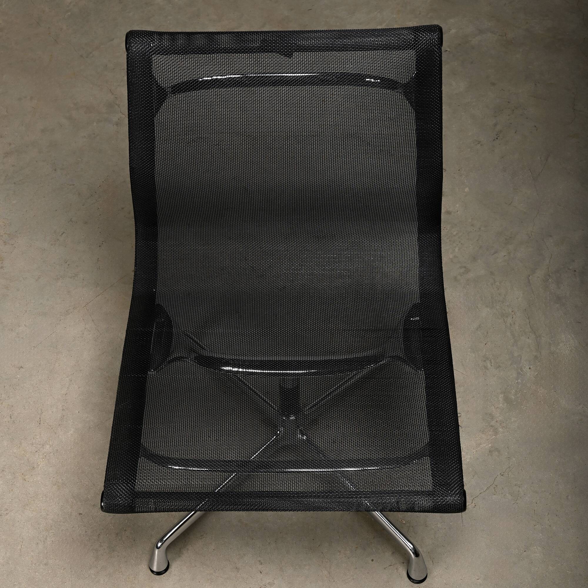 Eames Aluminum Group EA106 Dining Chairs in Black Netweave Mesh, Vitra